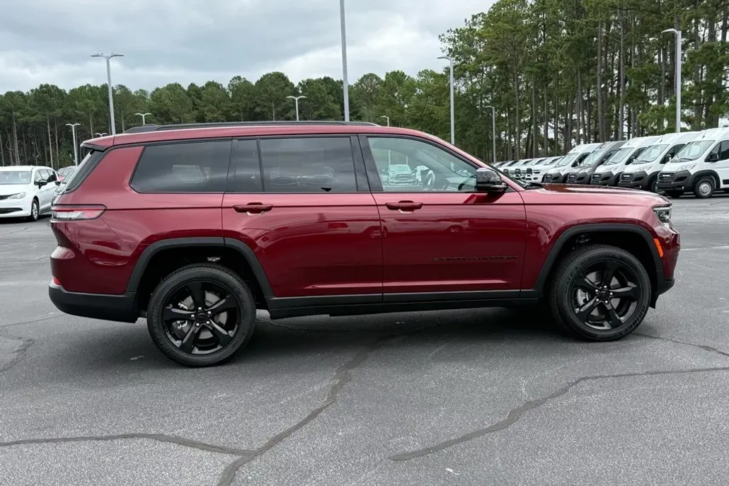 2025 Jeep Grand Cherokee Altitude photo 1