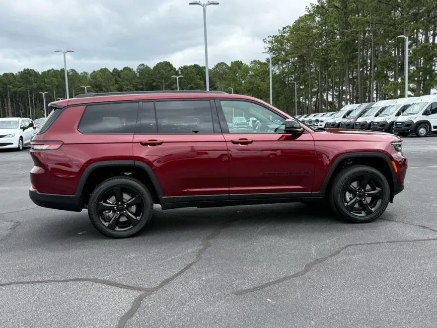 2025 Jeep Grand Cherokee Altitude photo 1