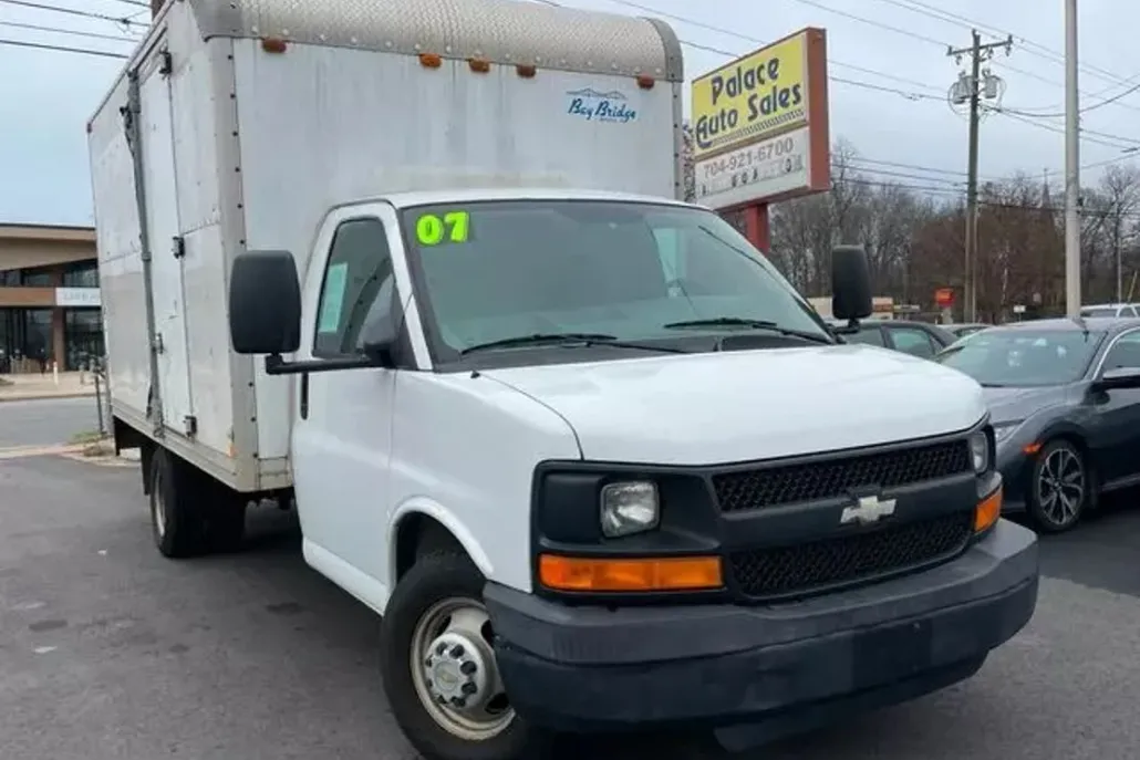 2007 Chevrolet Express Cutaway Van photo 1