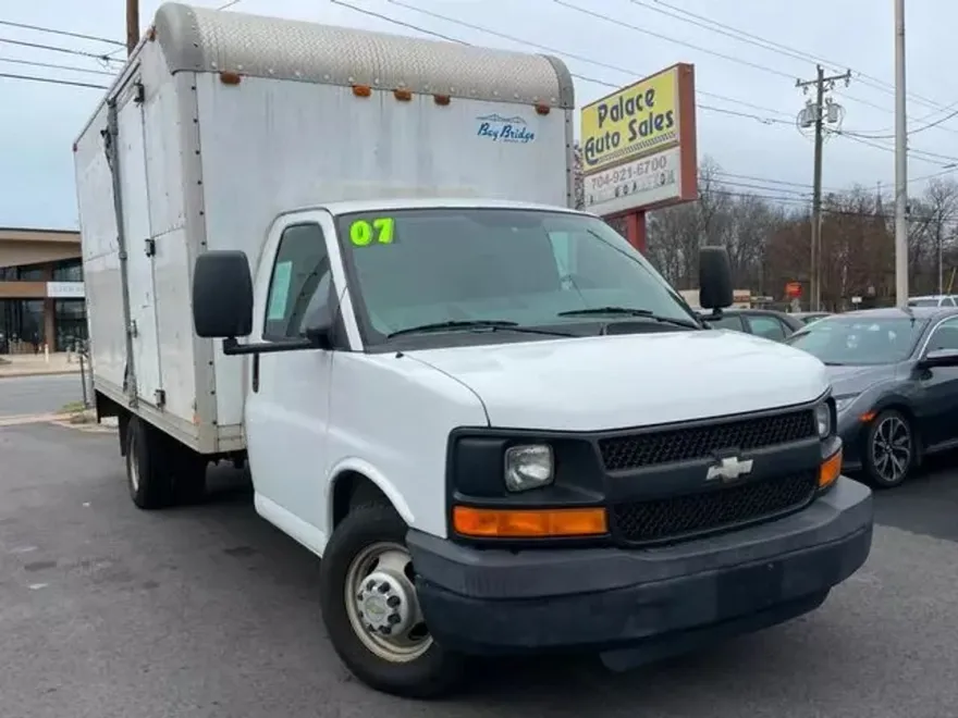 2007 Chevrolet Express Cutaway Van photo 1