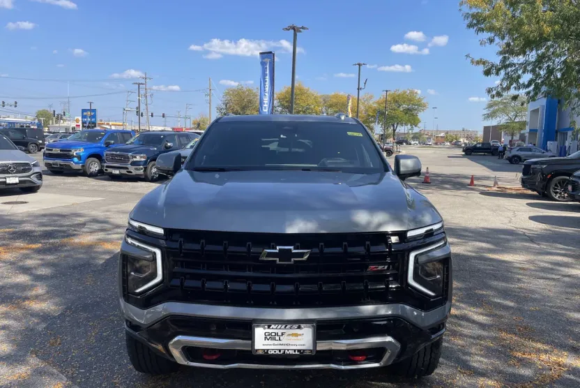 2025 Chevrolet Suburban Z71 photo 1