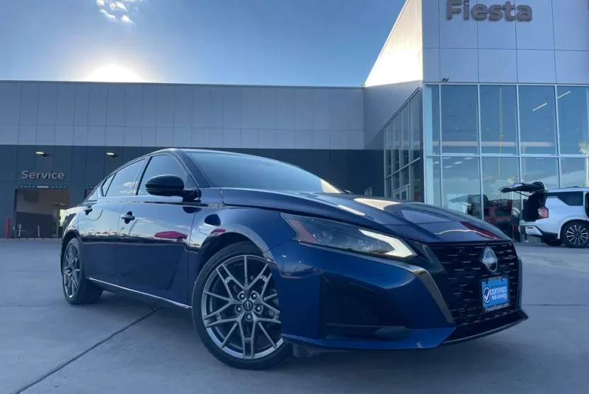 2024 Nissan Altima SR photo 1