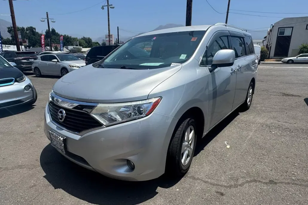 2017 Nissan Quest SV photo 1