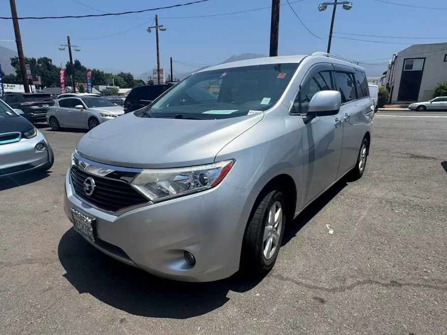 2017 Nissan Quest SV photo 1