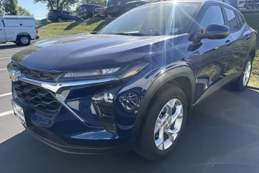 2024 Chevrolet Trax LS photo 1