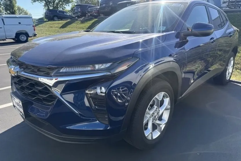 2024 Chevrolet Trax LS photo 1