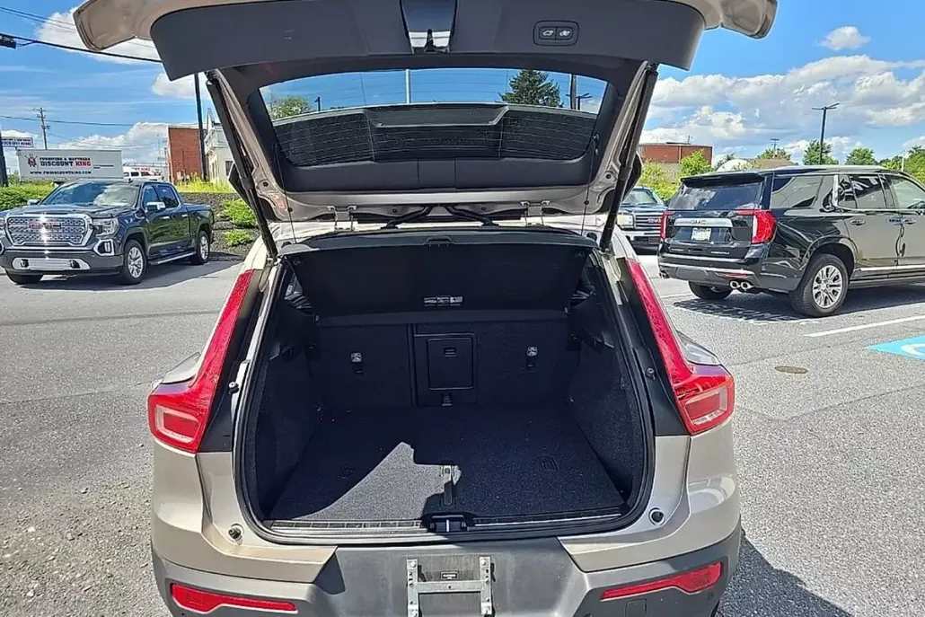 2024 Volvo XC40 AWD Ultimate photo 1