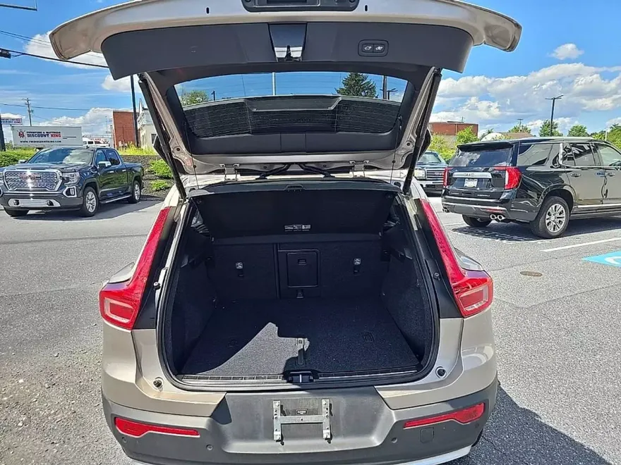 2024 Volvo XC40 AWD Ultimate photo 1