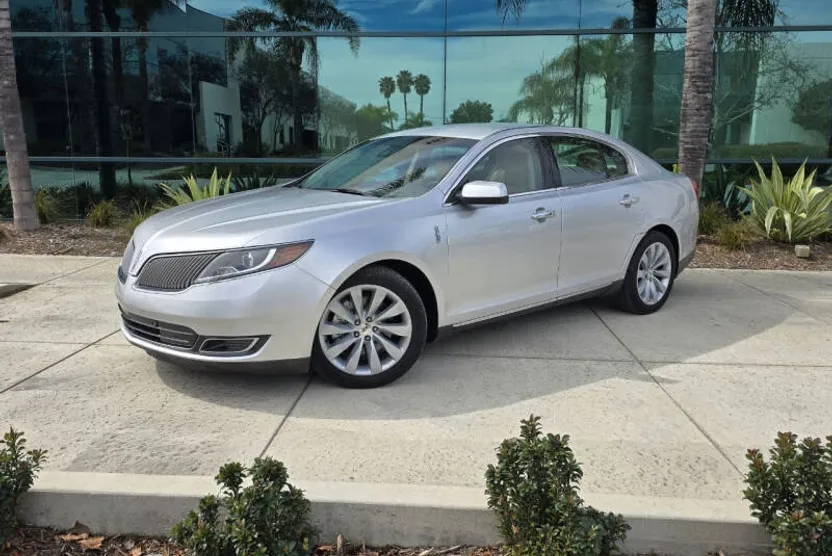 2014 Lincoln MKS photo 1