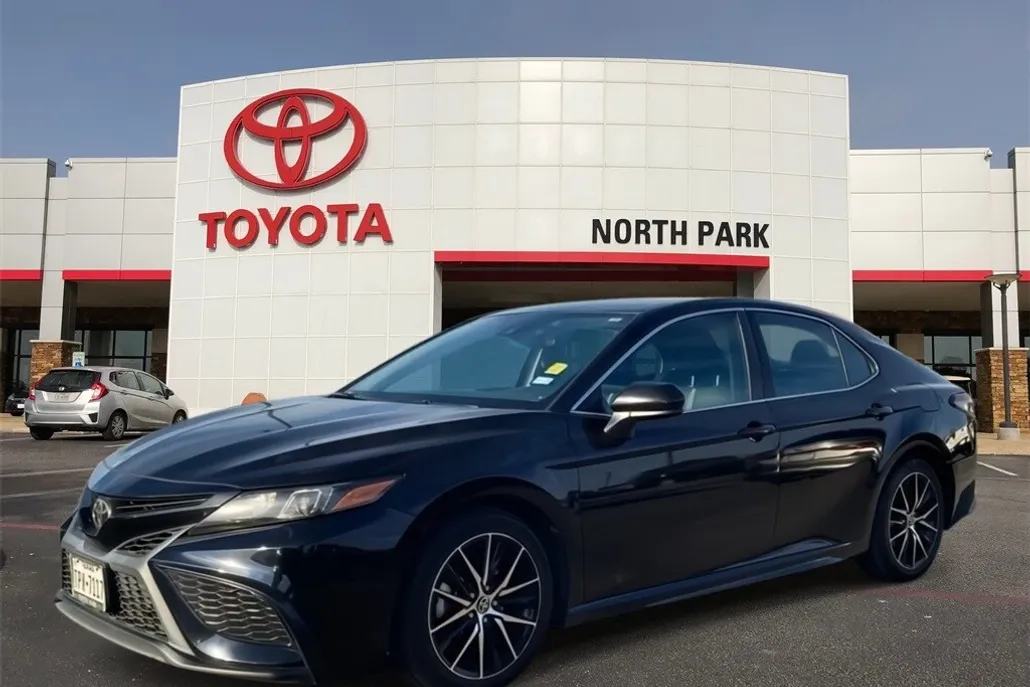 2021 Toyota Camry SE photo 1
