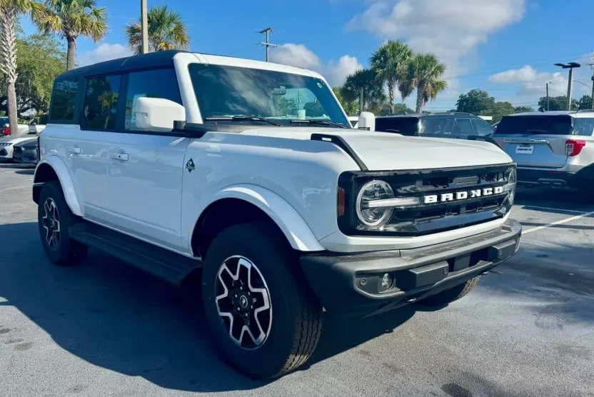 2025 Ford Bronco Outer Banks photo 1