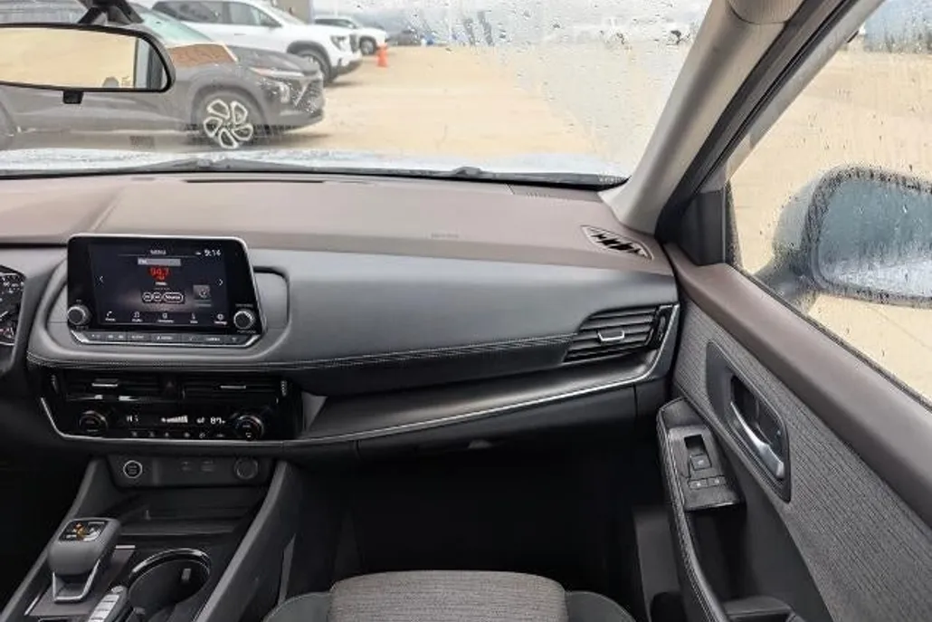 2022 Nissan Rogue SV photo 1