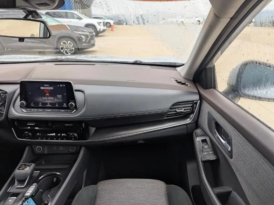 2022 Nissan Rogue SV photo 1
