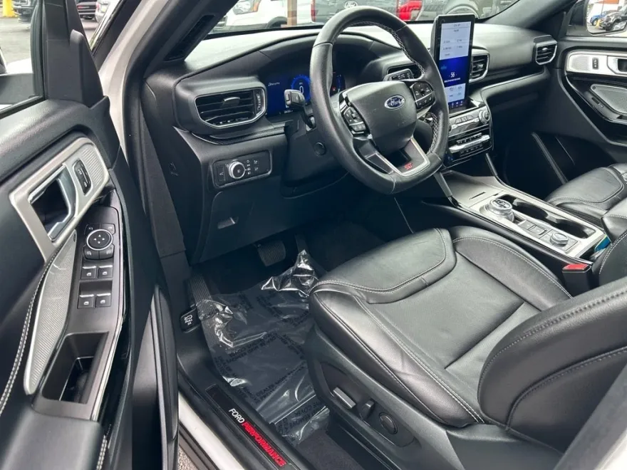 2022 Ford Explorer ST photo 1