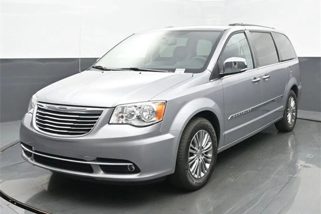 2014 Chrysler Town & Country photo 1
