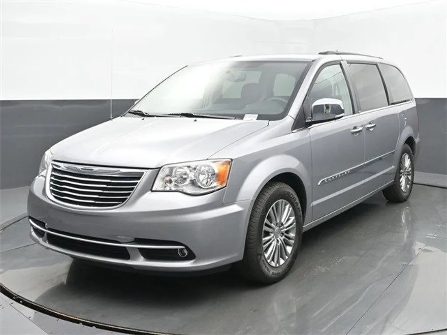2014 Chrysler Town & Country photo 1