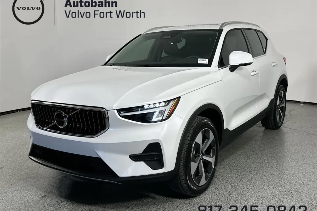 2025 Volvo XC40 AWD Core photo 1