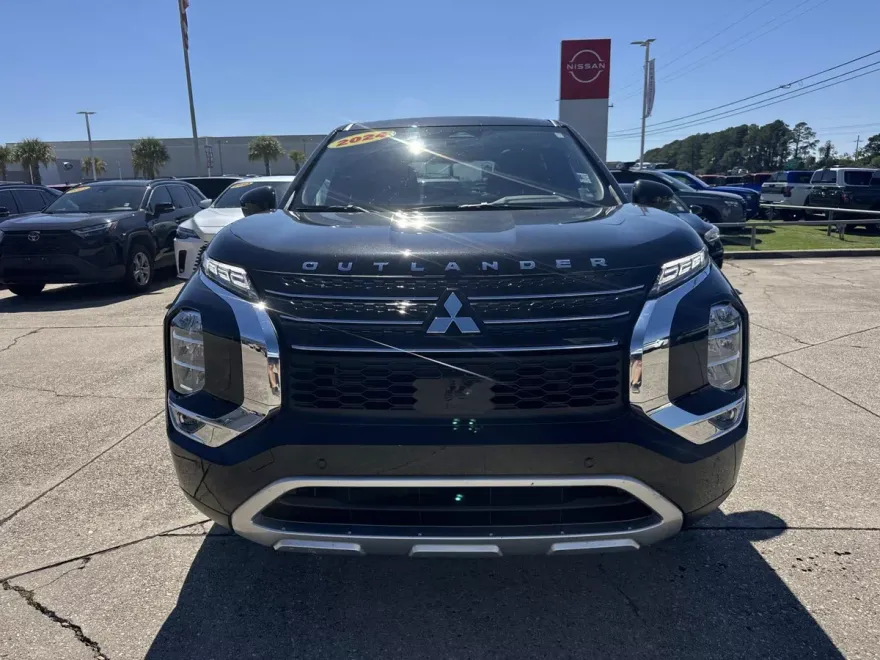 2024 Mitsubishi Outlander SE photo 1