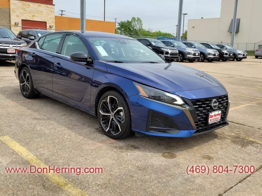 2023 Nissan Altima 2.5 SR photo 1