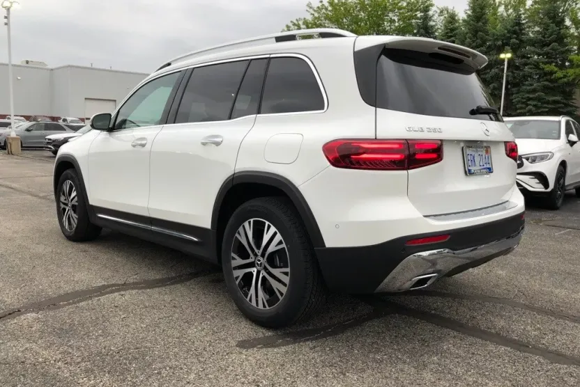 2025 Mercedes Benz GLB 250 4MATIC photo 1