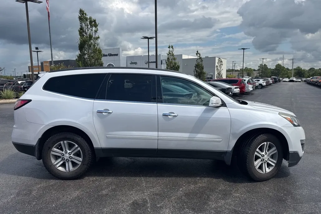 2016 Chevrolet Traverse 2LT photo 1