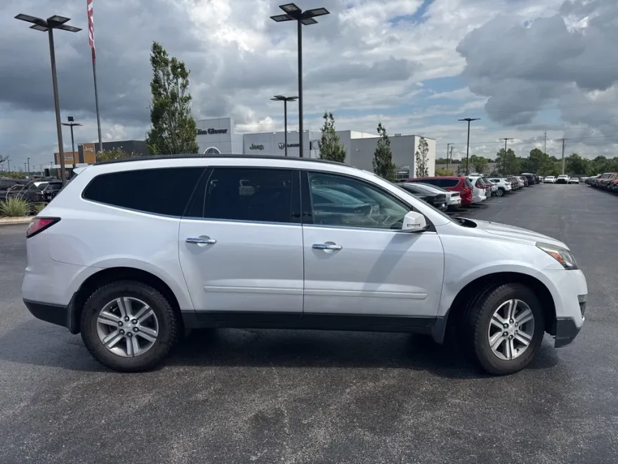 2016 Chevrolet Traverse 2LT photo 1