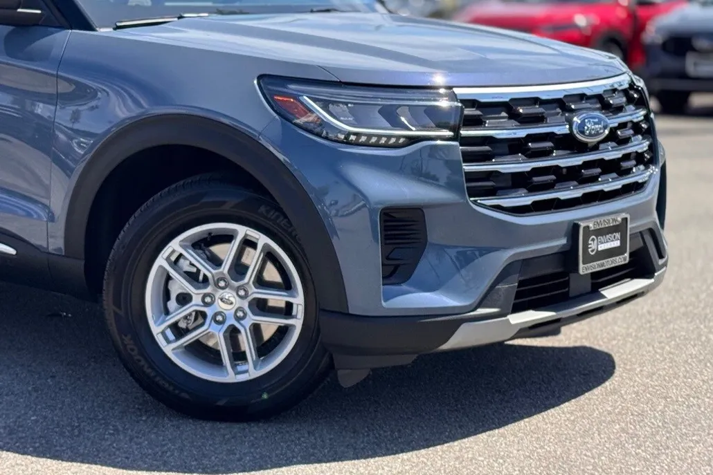 2025 Ford Explorer photo 1