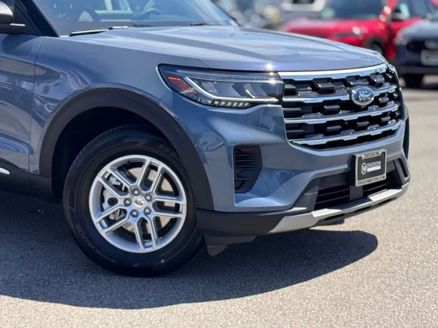 2025 Ford Explorer photo 1