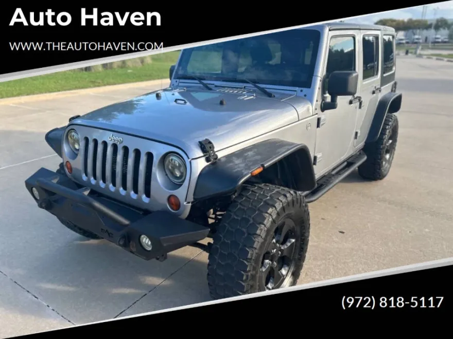 2013 Jeep Wrangler Unlimited Sahara photo 1