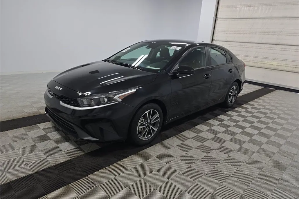 2024 Kia Forte LXS photo 1