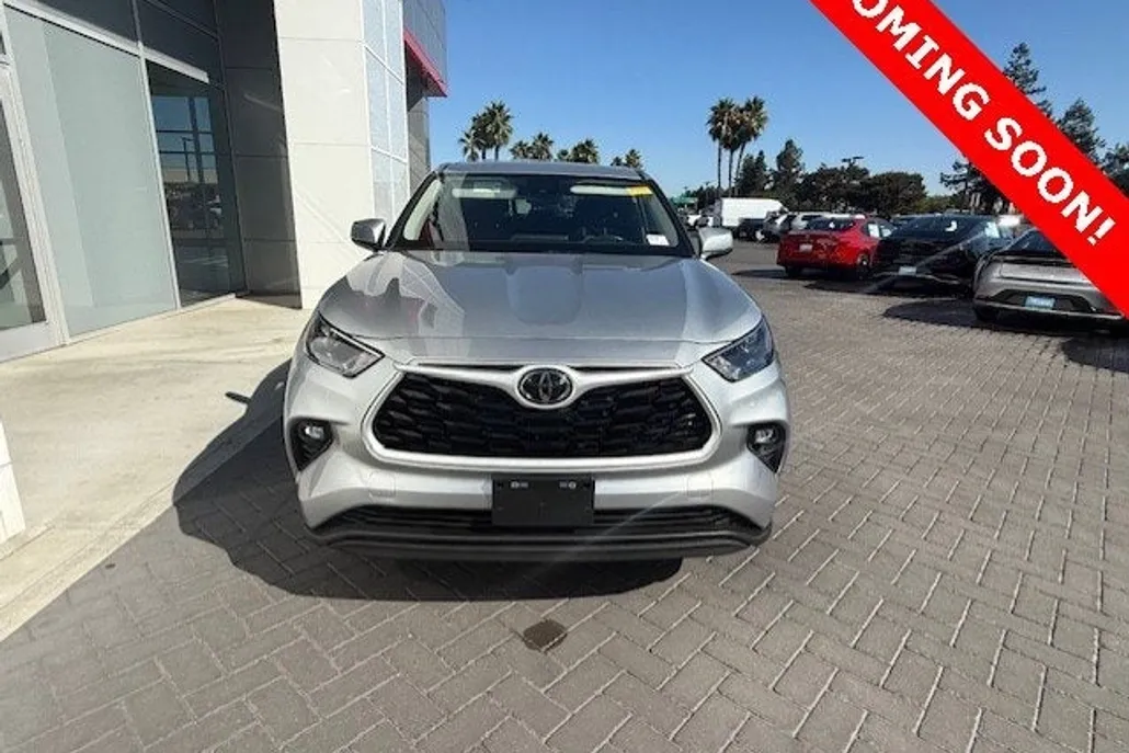 2024 Toyota Highlander LE photo 1