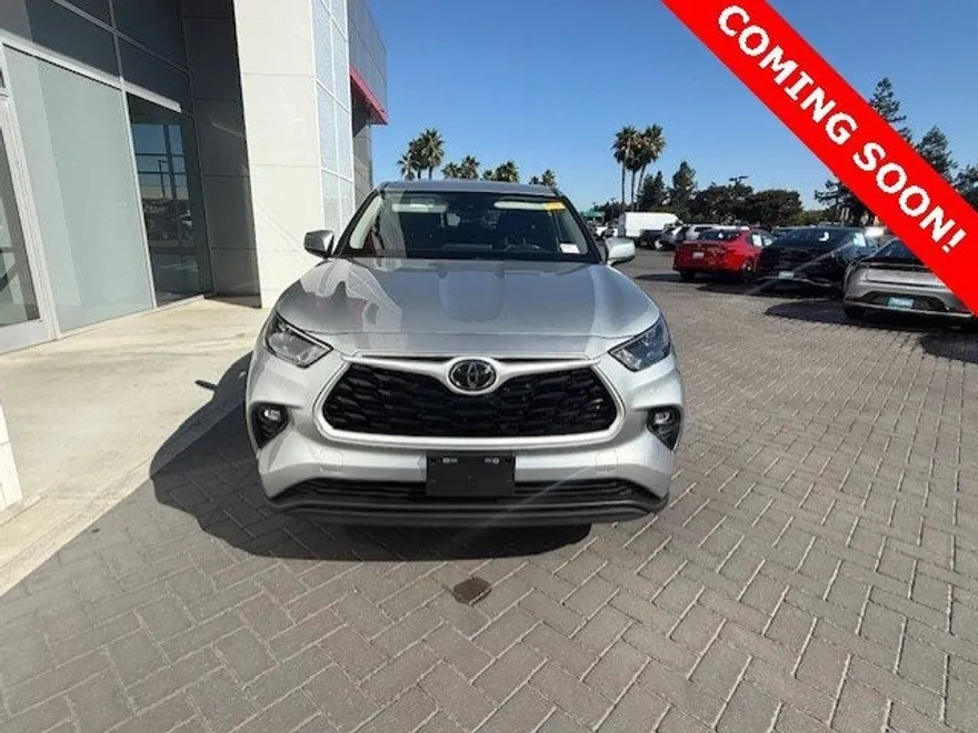 2024 Toyota Highlander LE photo 1