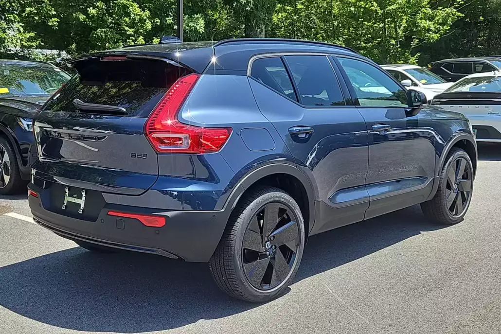 2026 Volvo XC40 photo 1