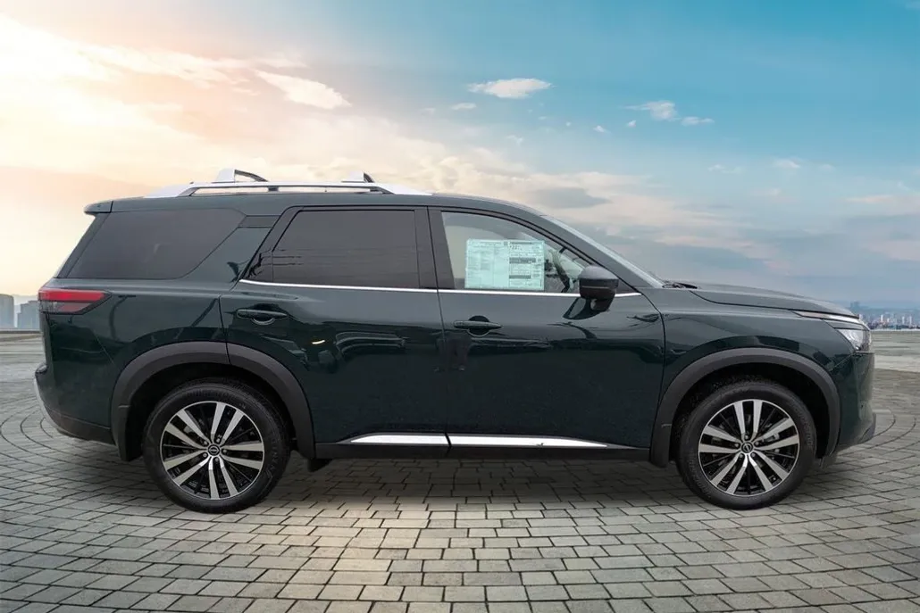 2025 Nissan Pathfinder Platinum photo 1