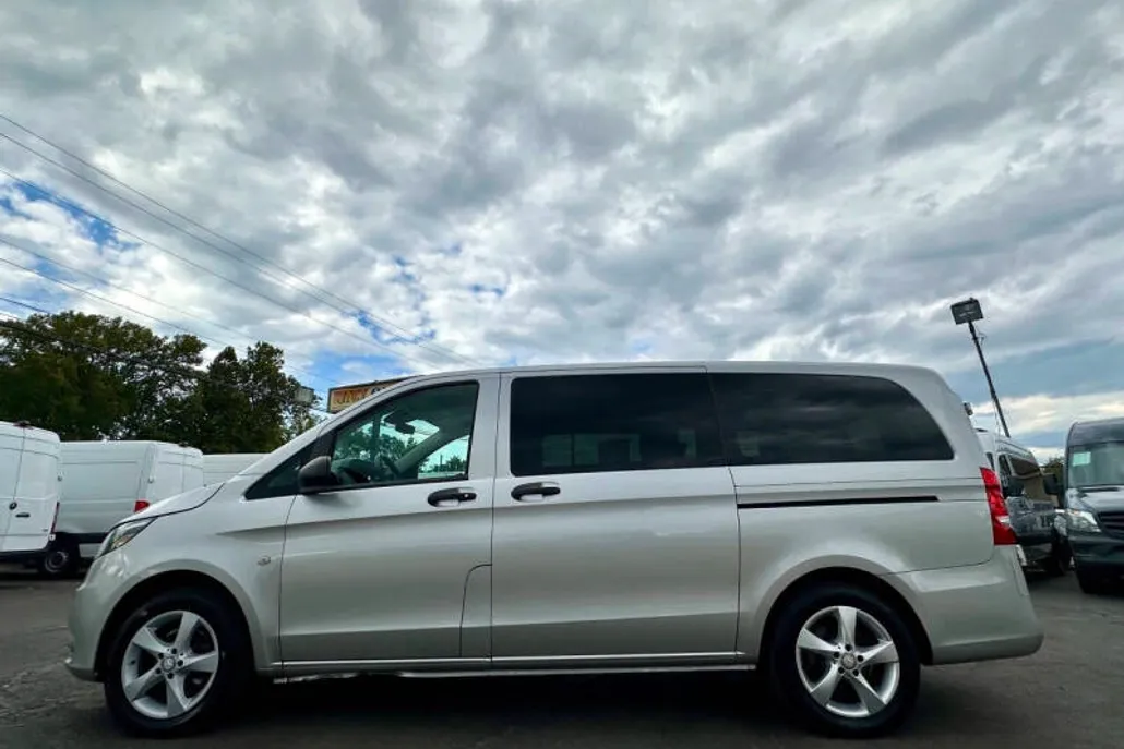 2017 Mercedes Benz Metris Passenger photo 1