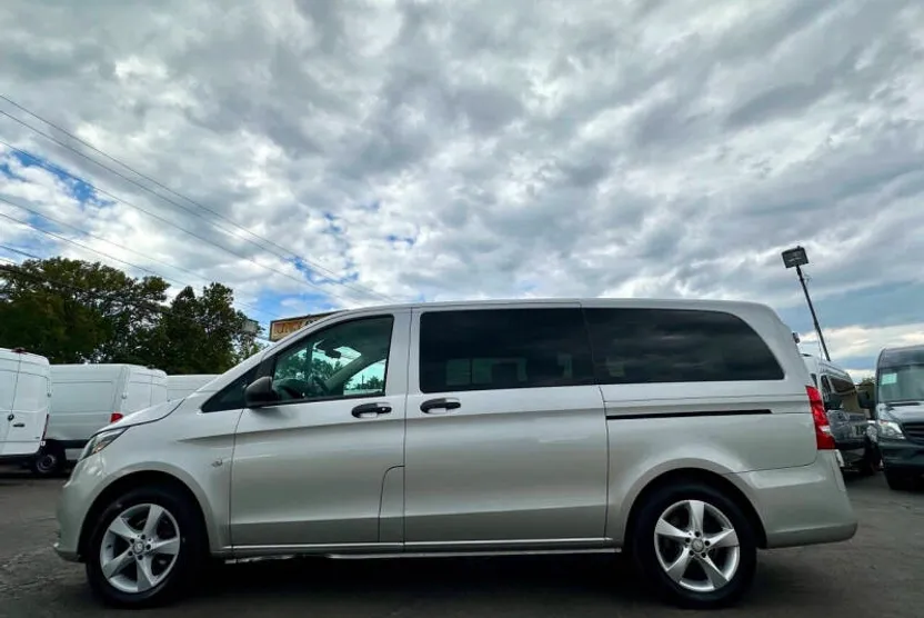 2017 Mercedes Benz Metris Passenger photo 1