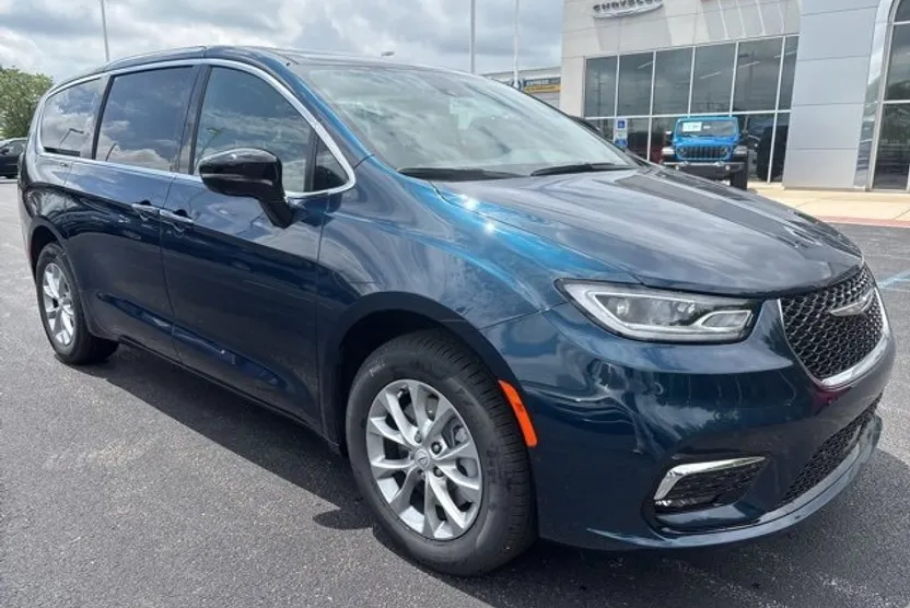 2025 Chrysler Pacifica photo 1