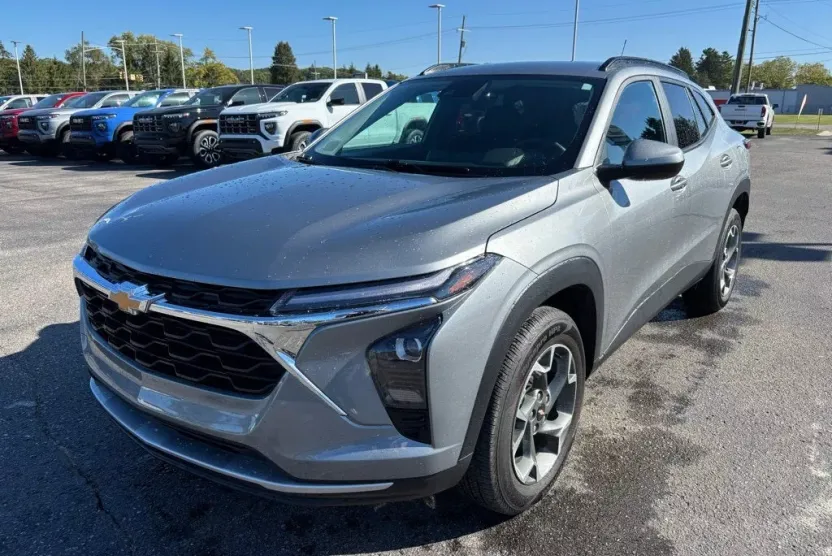 2024 Chevrolet Trax LT photo 1
