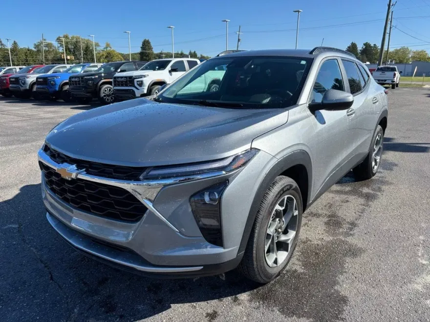 2024 Chevrolet Trax LT photo 1