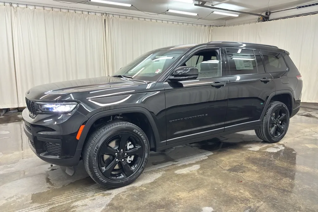 2025 Jeep Grand Cherokee Altitude photo 1