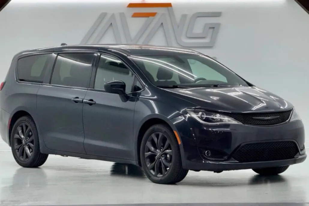 2020 Chrysler Pacifica Touring photo 1