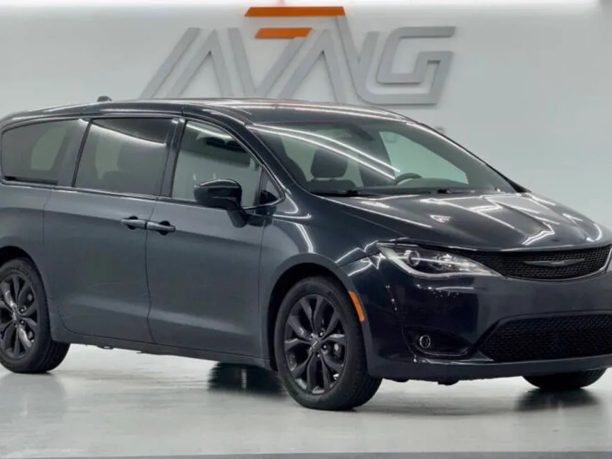 2020 Chrysler Pacifica Touring photo 1