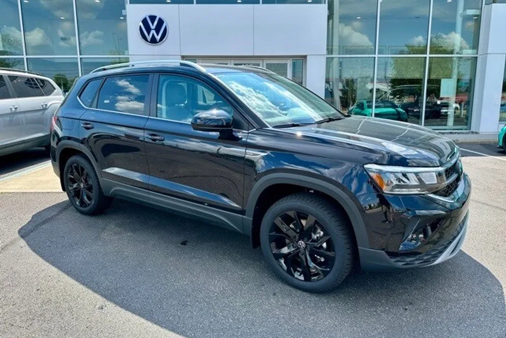 2024 Volkswagen Taos SE photo 1