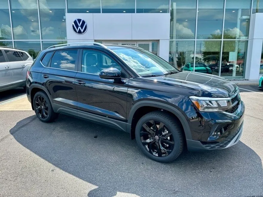 2024 Volkswagen Taos SE photo 1