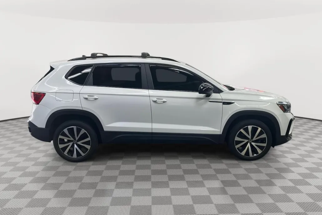 2022 Volkswagen Taos SE photo 1