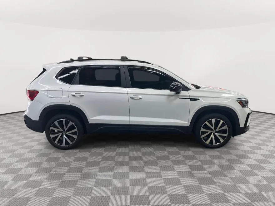 2022 Volkswagen Taos SE photo 1