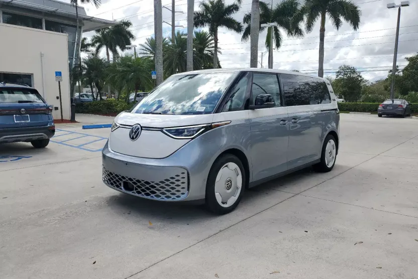 2025 Volkswagen ID. Buzz photo 1