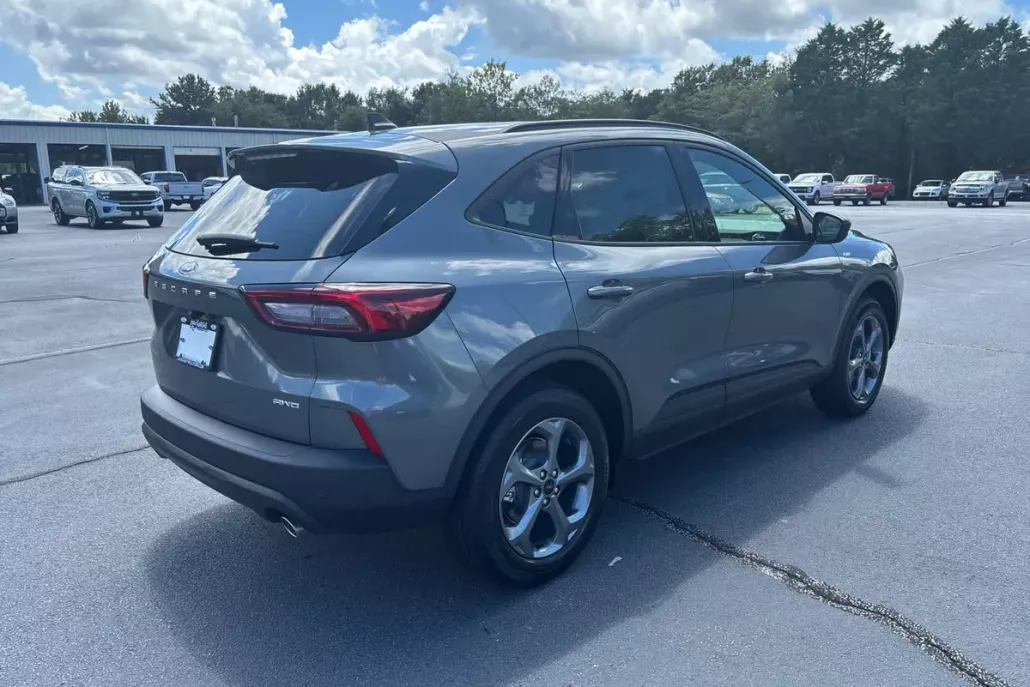 2025 Ford Escape ST-Line photo 1