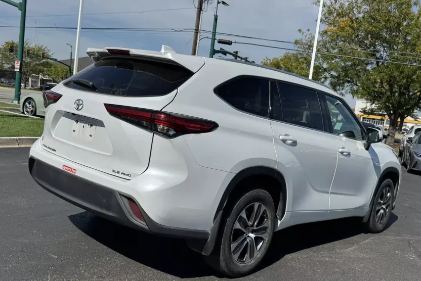 2022 Toyota Highlander XLE photo 1