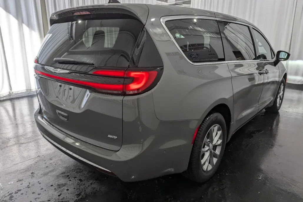2025 Chrysler Pacifica photo 1